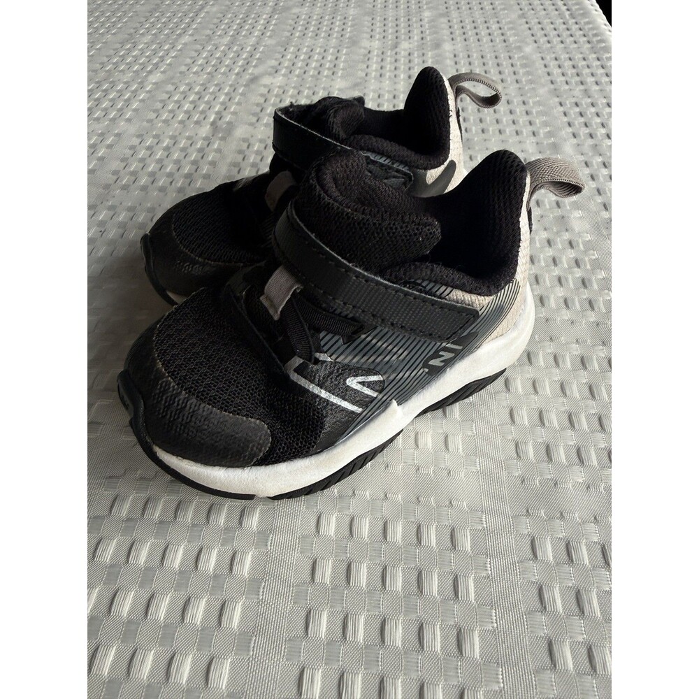 New Balance Kids Black Rave Run v2 (Infant/Toddler) Size 5